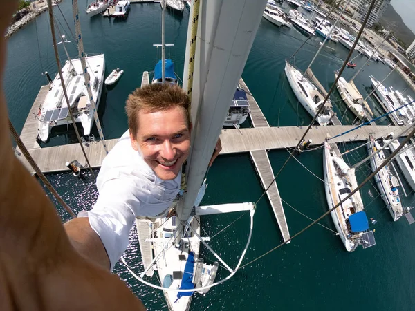 Grandangolo selfie di uomo sulla cima della barca a vela. Viaggio e avventura concetto — Foto Stock