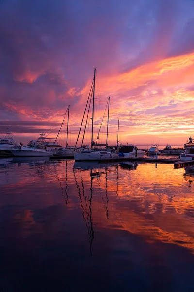 Dramatischer Sonnenuntergang über Segelbooten im ruhigen Wasser von Marina, Hafen, Hafen. Reise, Urlaubskonzept — Stockfoto