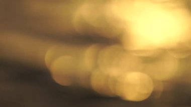 Gün batımında ve şafakta suyun üzerinde parıldayan narin altın dokular..