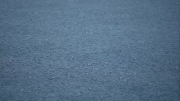 Zware regendruppels op het wateroppervlak in slow motion. Bewolkt concept — Stockvideo