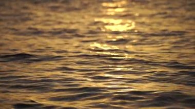 Gün batımında denizin dalgalı suları. Tatil ve seyahat kavramı 