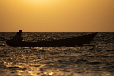 Günbatımı arka planında balıkçı motorlu geleneksel ahşap tekne. Seyahat ve keşif konsepti