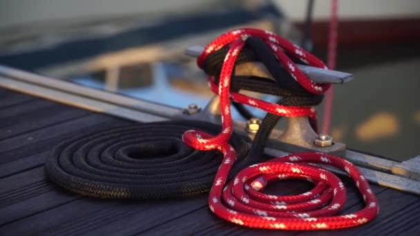 ヨットのデッキの上の金属製のクリートに結び付けられたロープを閉じます — ストック動画