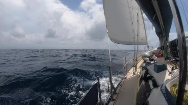 スローモーションで開いて海の中に帆船の弓。旅と冒険のコンセプト — ストック動画