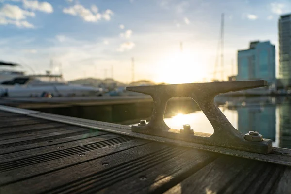 Fechar a tampa de metal vazia em um convés de iate durante o pôr do sol — Fotografia de Stock
