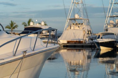 Motorlu botlar güneşli bir günde Marina ve mavi gökyüzüne yanaştı. Seyahat ve tatil kavramı 