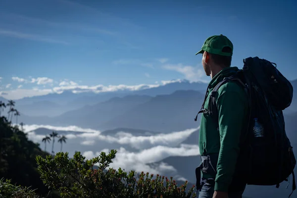 Hombre con mochila mirando la vista de la montaña. Concepto de viaje y aventura. — Foto de Stock