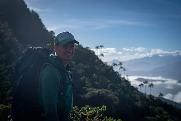 Людина з рюкзаком і тропічним видом на гори. Концепція подорожей та пригод . — стокове фото