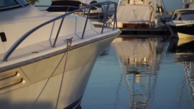 Motor ve balıkçı tekneleri limana yanaştı.