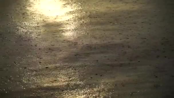 Легкий дощ падає на поверхню води під час заходу сонця при повільному русі — стокове відео