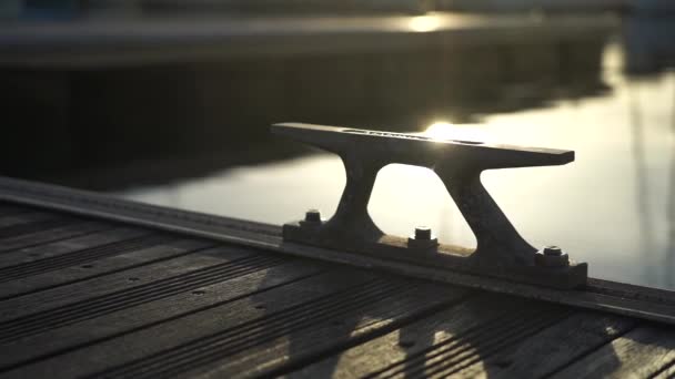 Gros plan de taquet métallique vide sur un pont de yacht gros plan pendant le coucher du soleil — Video