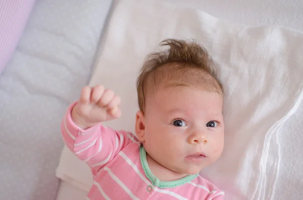 Baby in een kinderbed — Stockfoto