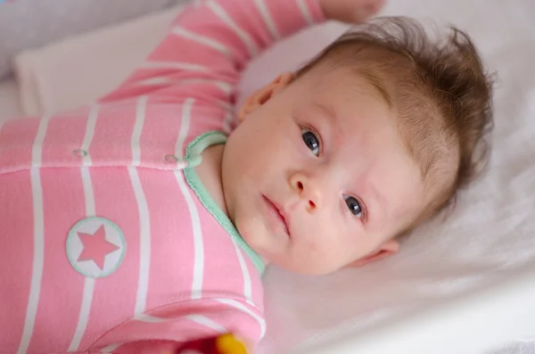 Bebé en una cuna —  Fotos de Stock
