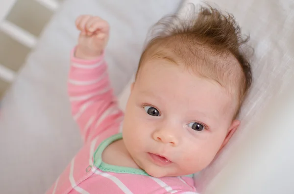 Bebé en una cuna — Foto de Stock