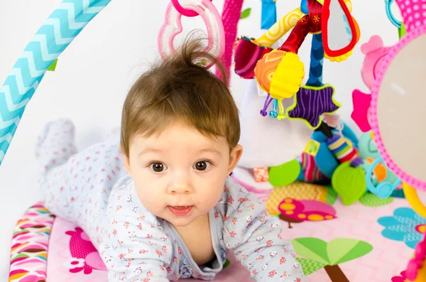 Niña palpitando en un gimnasio de actividad — Foto de Stock