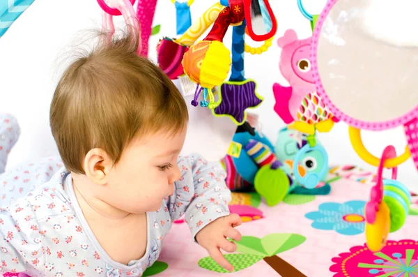 Niña palpitando en un gimnasio de actividad — Foto de Stock