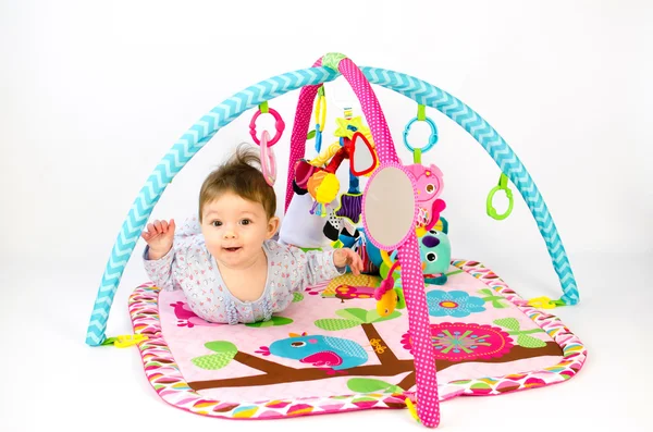 Niña palpitando en un gimnasio de actividad — Foto de Stock