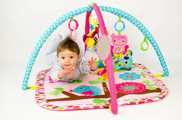 Niña palpitando en un gimnasio de actividad — Foto de Stock