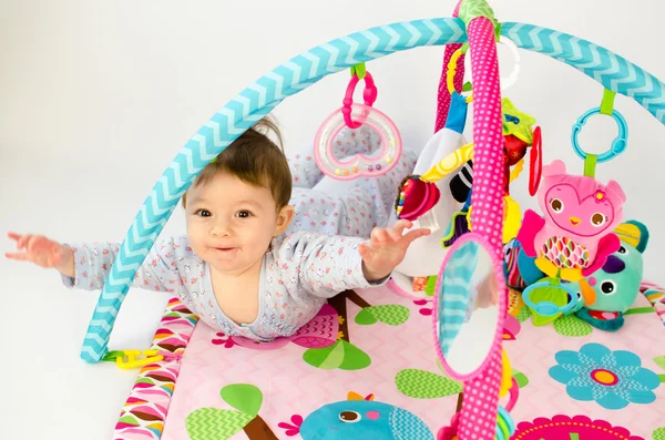 Niña palpitando en un gimnasio de actividad — Foto de Stock