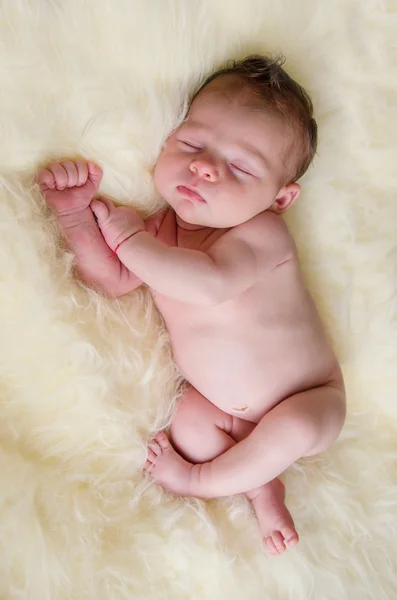 Bebé recién nacido durmiendo — Foto de Stock