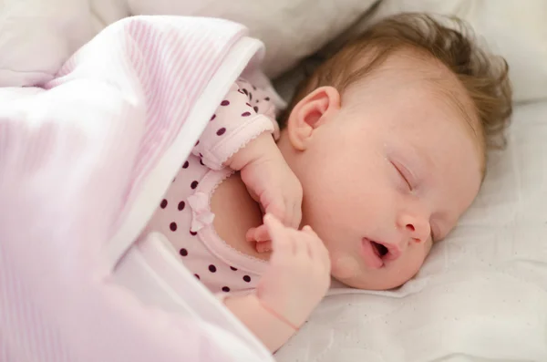 Bebé recién nacido durmiendo — Foto de Stock