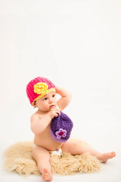 Bonito bebê menina vestindo um chapéu — Fotografia de Stock