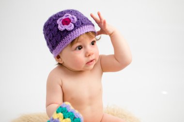 bir şapka giyen şirin bebek kız