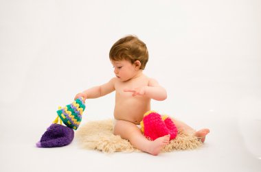 bir şapka giyen şirin bebek kız