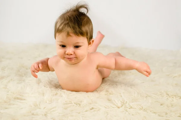 Entzückendes Baby Mädchen nackt — Stockfoto