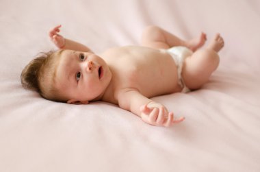 arkasında yatan kız bebek