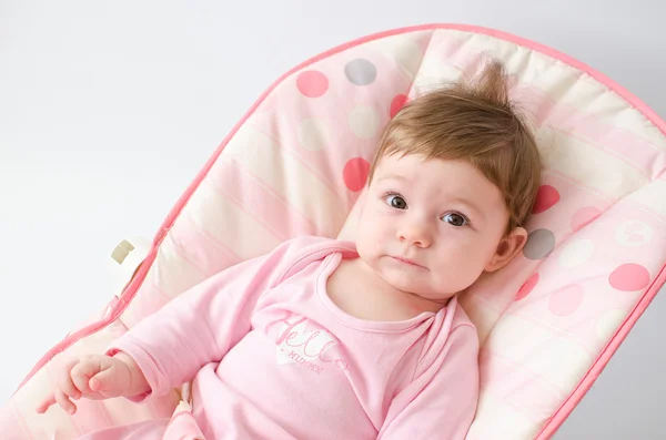 Baby Mädchen auf einem Türsteher — Stockfoto