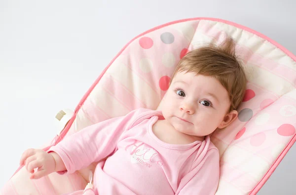 Baby Mädchen auf einem Türsteher — Stockfoto