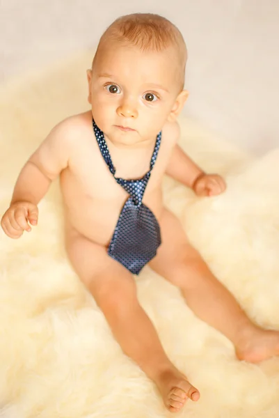 Babyjongen met een stropdas — Stockfoto