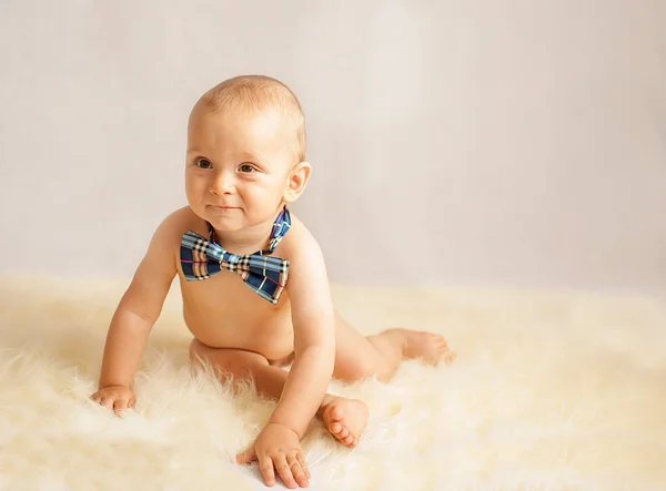 Babyjongen met een stropdas — Stockfoto