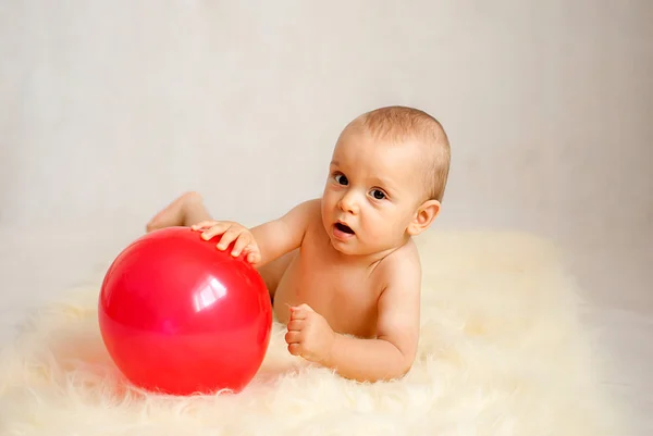 Baby boy with red balloon — Stock Photo, Image