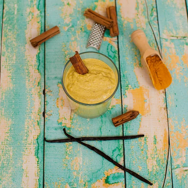 Healthy turmeric smoothie — Stock Photo, Image