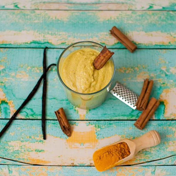 Healthy turmeric smoothie — Stock Photo, Image