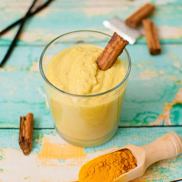 Healthy turmeric smoothie — Stock Photo, Image