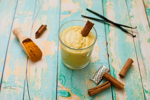 Healthy turmeric smoothie — Stock Photo, Image