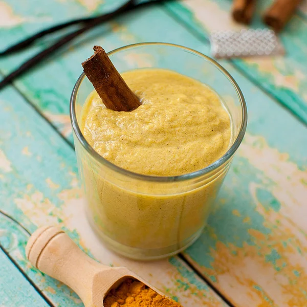Healthy turmeric smoothie — Stock Photo, Image