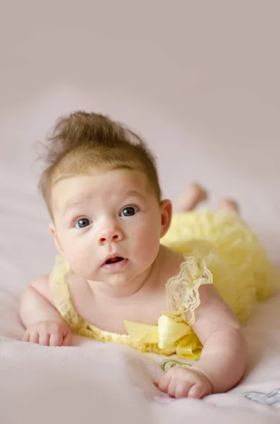美しい女の赤ちゃんのおなかの上に横たわる — ストック写真