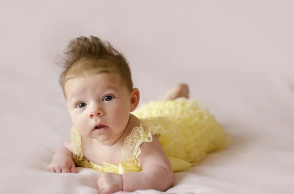 Mooie babymeisje liggend op de buik — Stockfoto