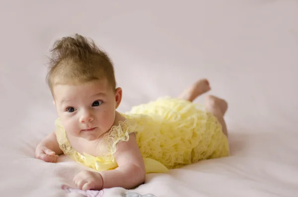Όμορφη κοπέλα το μωρό που βρίσκεται στην κοιλιά Εικόνα Αρχείου