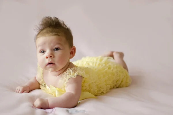 Όμορφη κοπέλα το μωρό που βρίσκεται στην κοιλιά Royalty Free Εικόνες Αρχείου