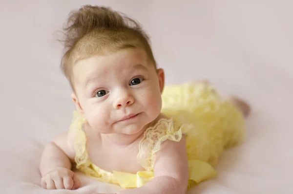 Όμορφη κοπέλα το μωρό που βρίσκεται στην κοιλιά Φωτογραφία Αρχείου