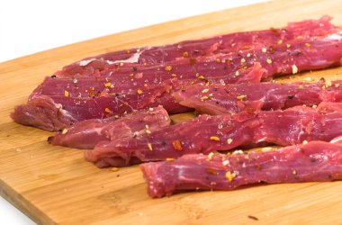 Beyaz arka planda çiğ et