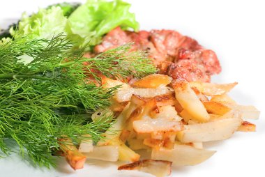 Kızarmış et, sebze ve salata.