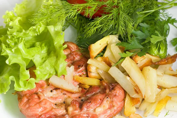 Gegrilltes Fleisch mit Gemüse und Salat — Stockfoto