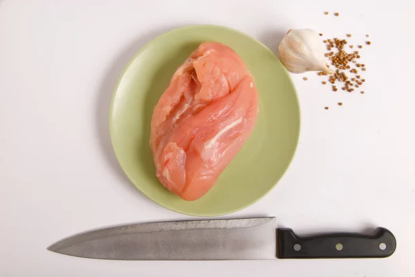 Rå kycklingfilé och kniv — Stockfoto