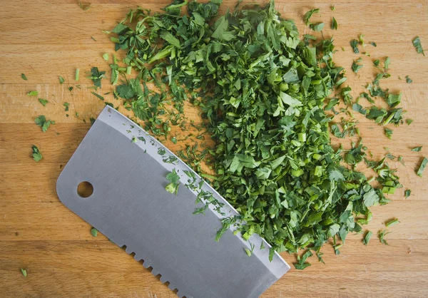 Herbes hachées sur planche de cuisine gros plan — Photo